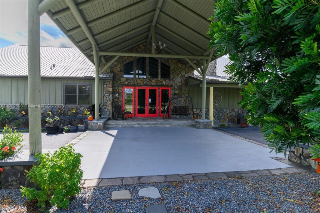 5675 County Road 78, La Belle FL 33935