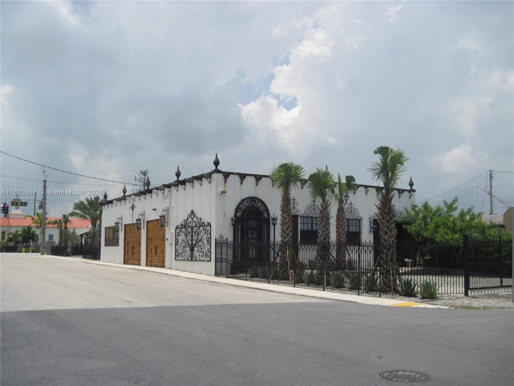 101 NE 1st St, Dania Beach FL 33004