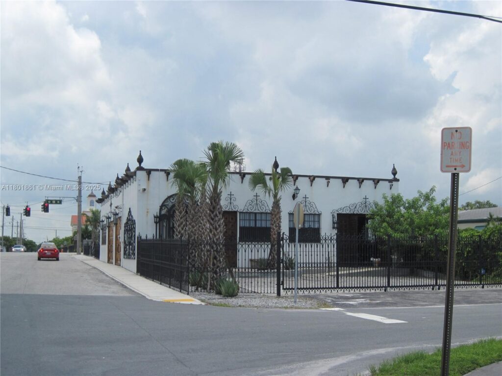 101 NE 1st St, Dania Beach FL 33004
