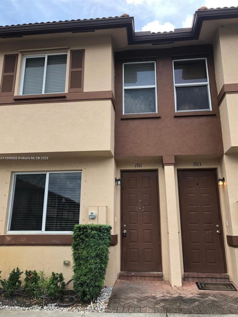 1911 Hibiscus Ln, Riviera Beach FL 33404