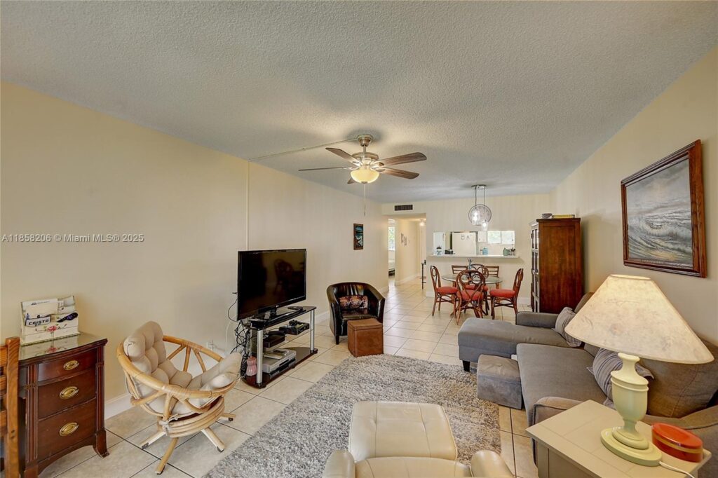 3186 Via Poinciana # 203, Lake Worth FL 33467