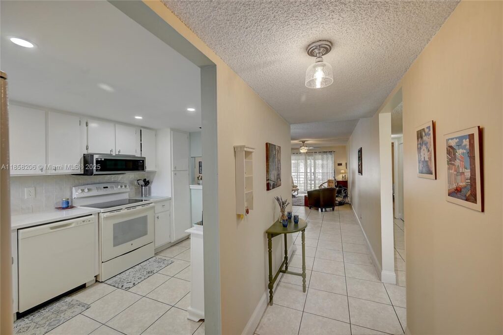 3186 Via Poinciana # 203, Lake Worth FL 33467