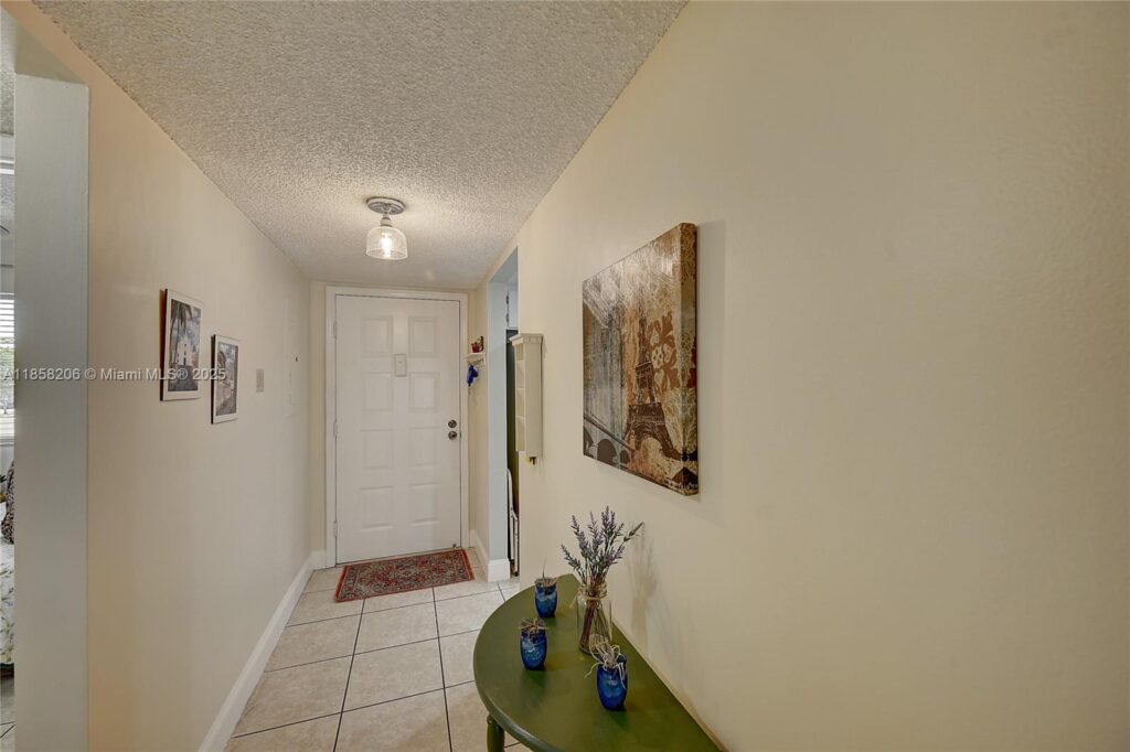 3186 Via Poinciana # 203, Lake Worth FL 33467