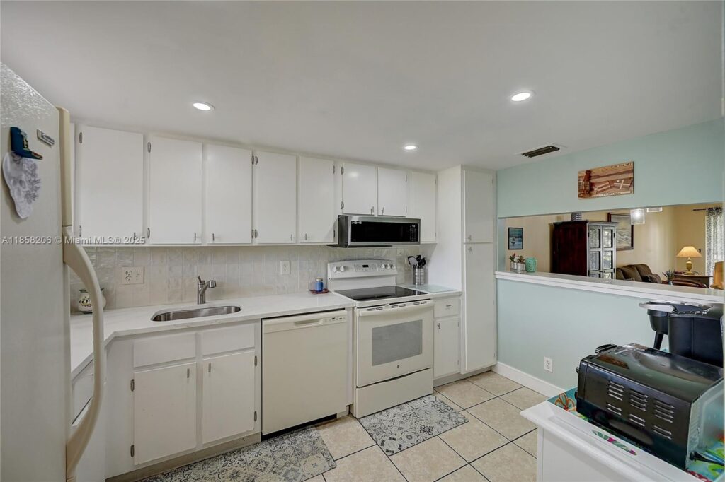 3186 Via Poinciana # 203, Lake Worth FL 33467