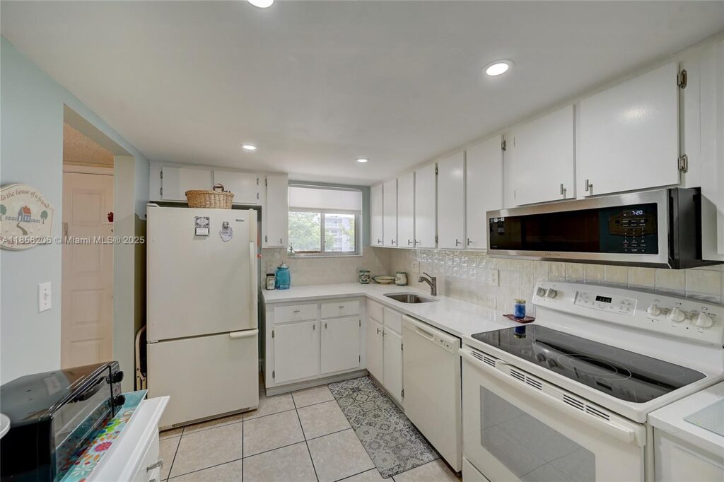 3186 Via Poinciana # 203, Lake Worth FL 33467