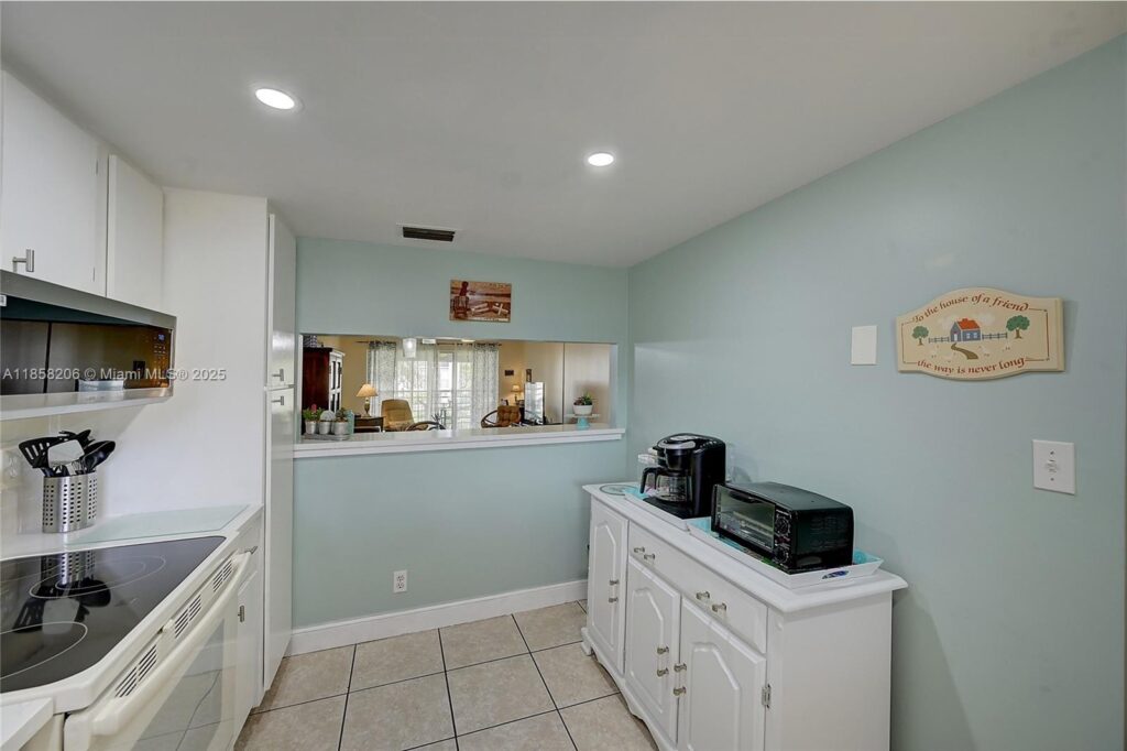 3186 Via Poinciana # 203, Lake Worth FL 33467