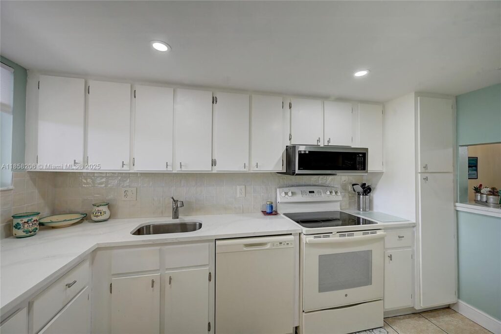 3186 Via Poinciana # 203, Lake Worth FL 33467