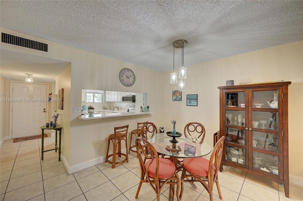 3186 Via Poinciana # 203, Lake Worth FL 33467