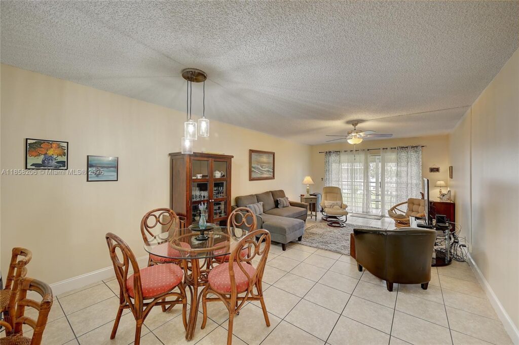 3186 Via Poinciana # 203, Lake Worth FL 33467