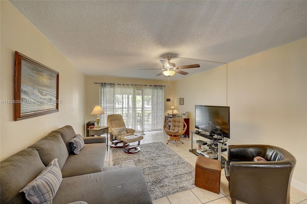 3186 Via Poinciana # 203, Lake Worth FL 33467