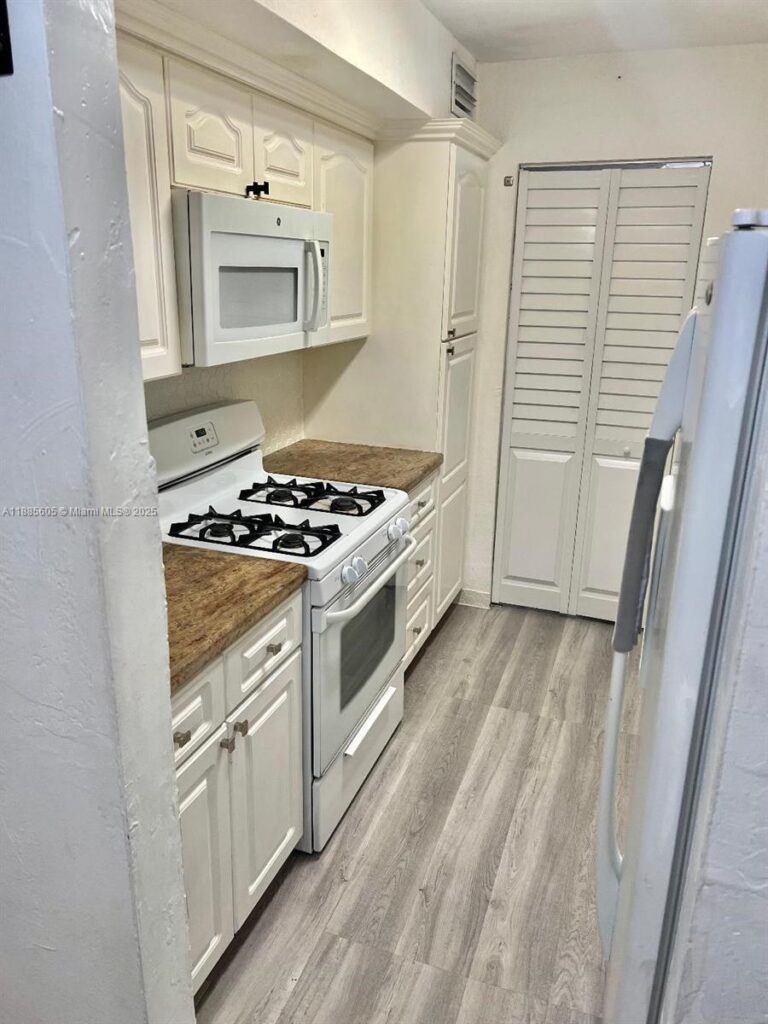 1300 W 53rd St # 18, Hialeah FL 33012