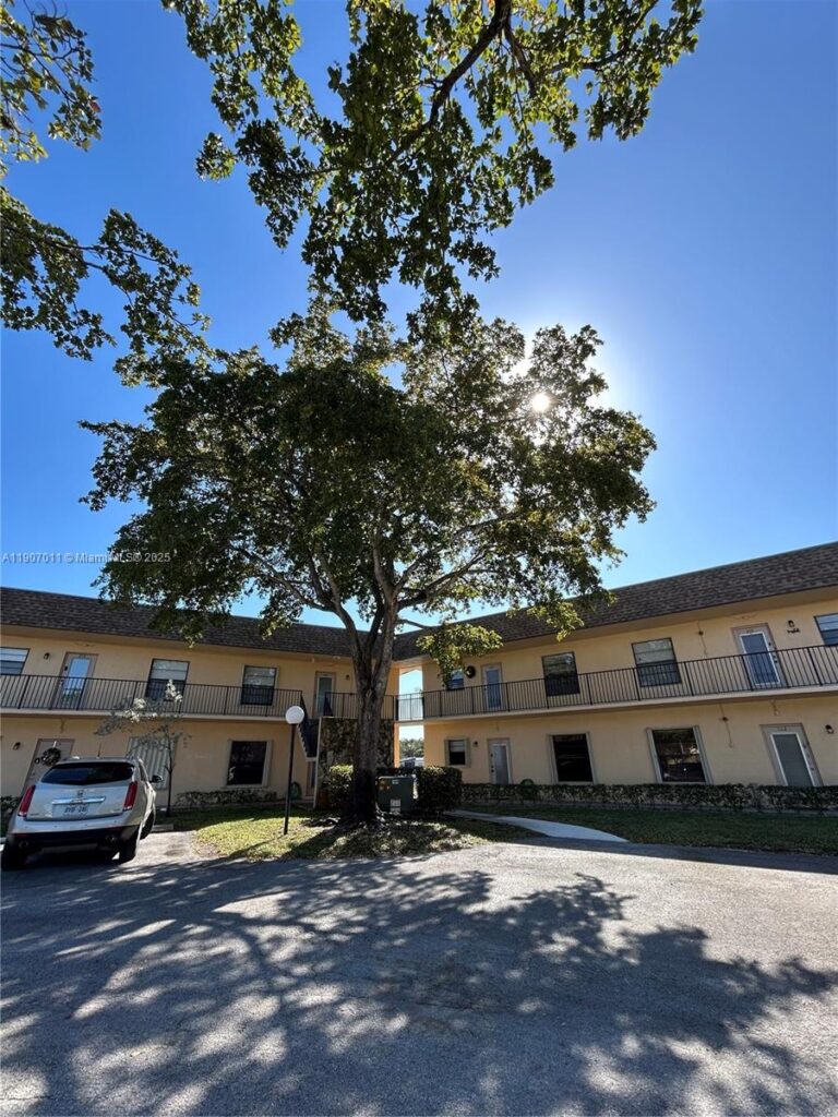 200 Berkley Rd # 113, Hollywood FL 33024