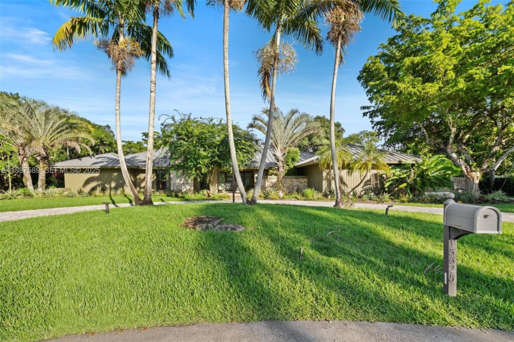15625 SW 73rd Ct, Palmetto Bay FL 33157