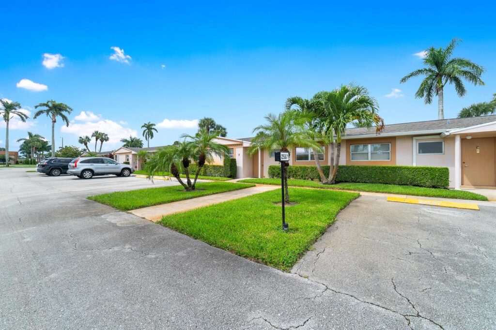 2567 Dudley Drive W # F, West Palm Beach FL 33415