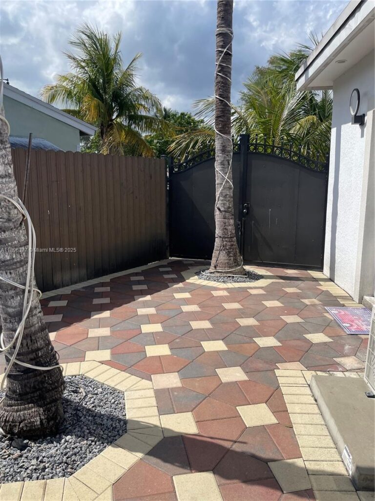 240 NE 27th St # 1, Pompano Beach FL 33064
