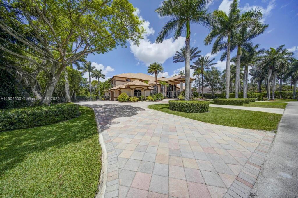 3828 Pine Lake Dr, Weston FL 33332