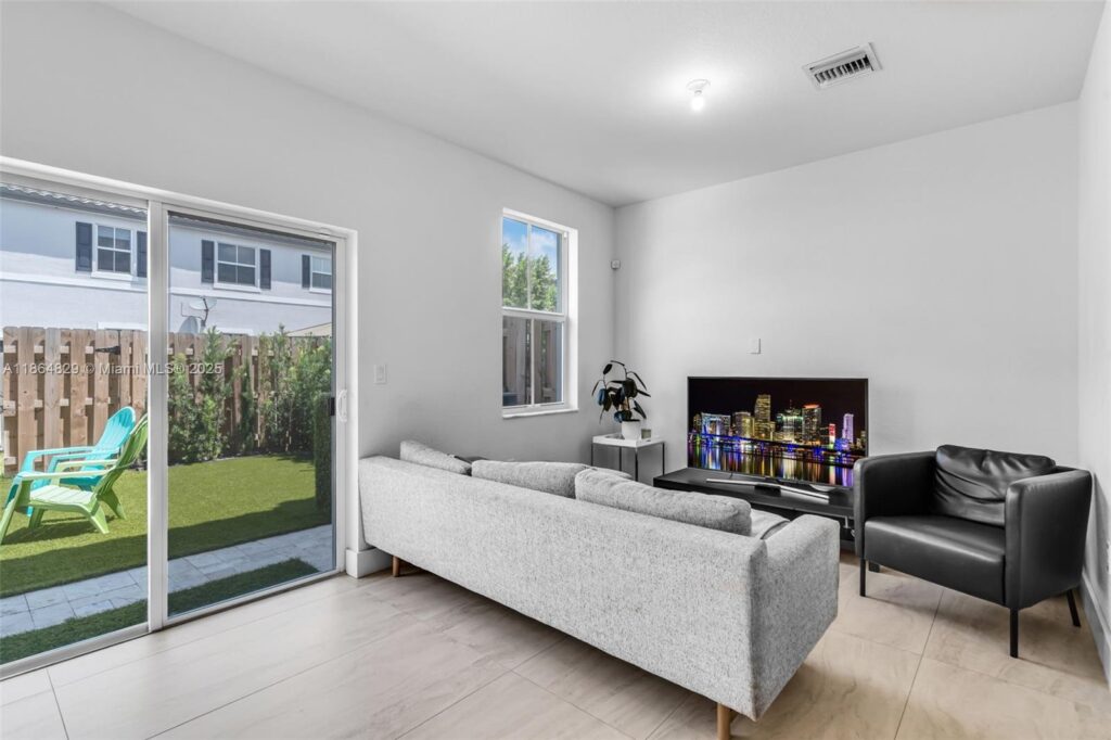 11927 NW 46th St, Coral Springs FL 33076