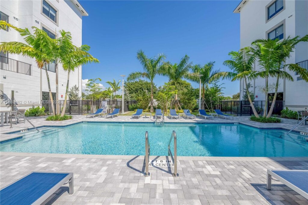 1080 NE 215th St # 403, Unincorporated Dade County FL 33179