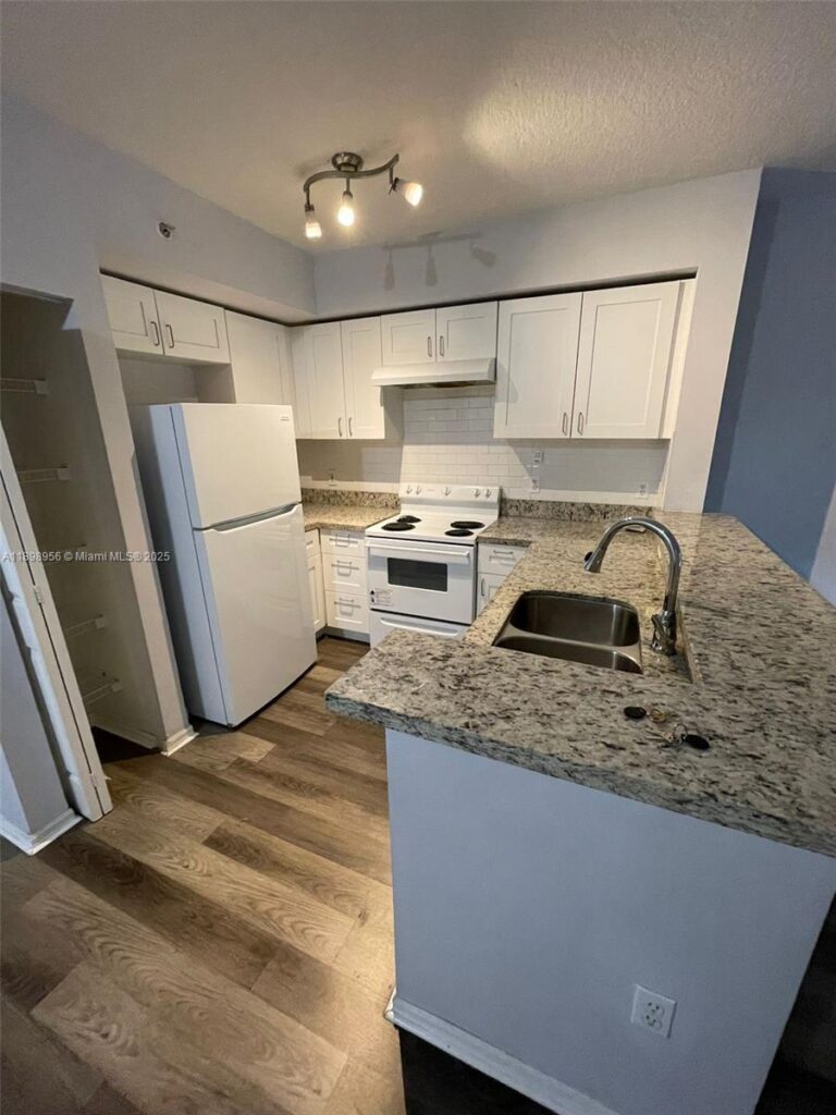 11040 SW 196th St # 211, Cutler Bay FL 33157