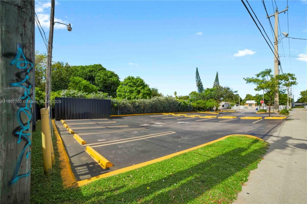720 NW 125th St, North Miami FL 33168