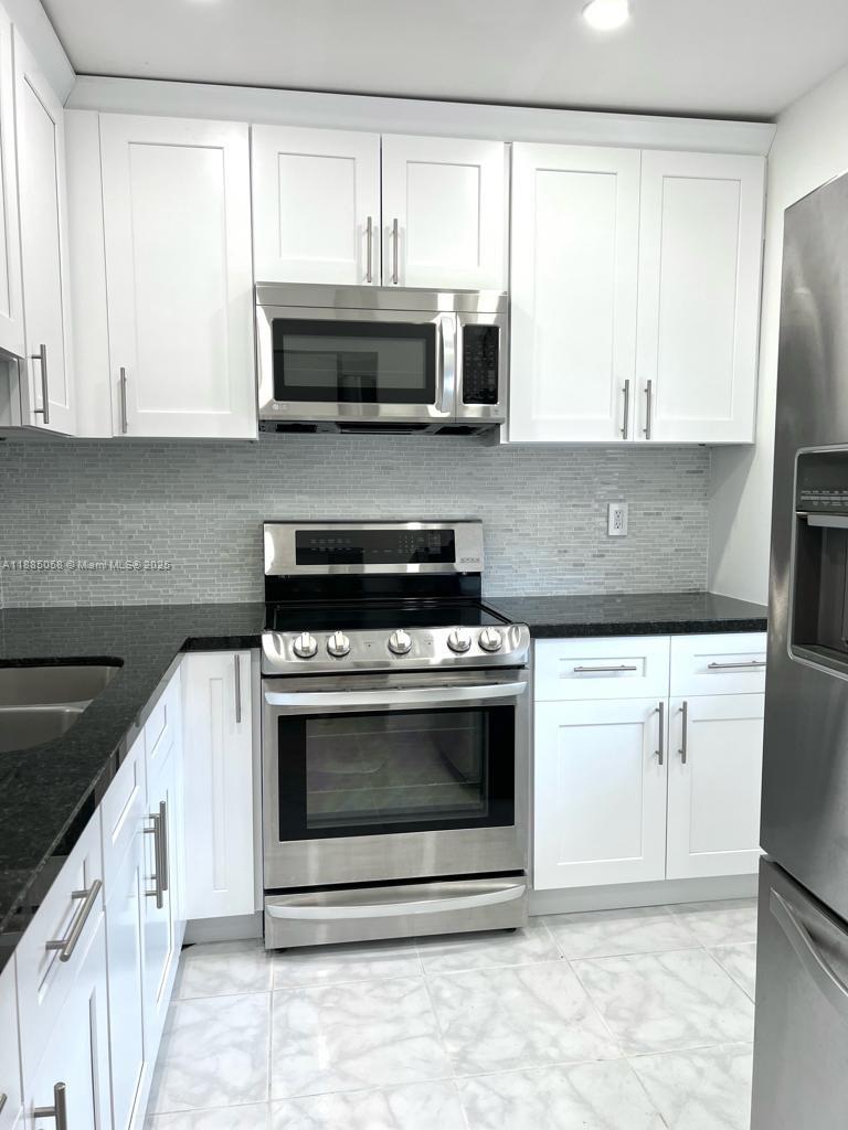 5051 W Oakland Park Blvd # 204, Lauderdale Lakes FL 33313