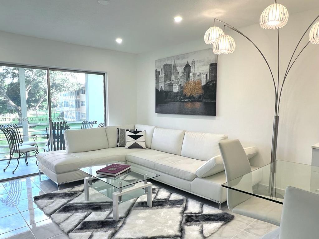 5051 W Oakland Park Blvd # 204, Lauderdale Lakes FL 33313
