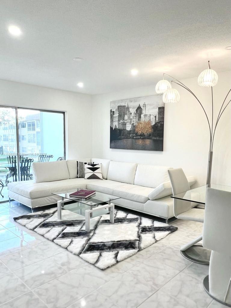 5051 W Oakland Park Blvd # 204, Lauderdale Lakes FL 33313