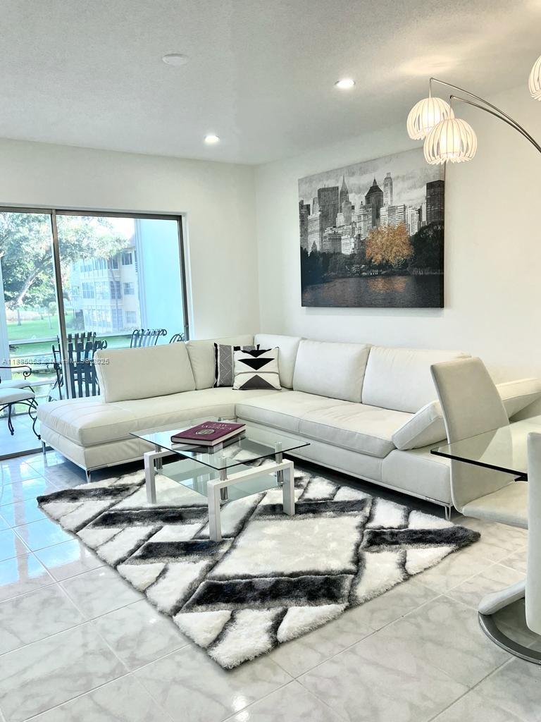 5051 W Oakland Park Blvd # 204, Lauderdale Lakes FL 33313