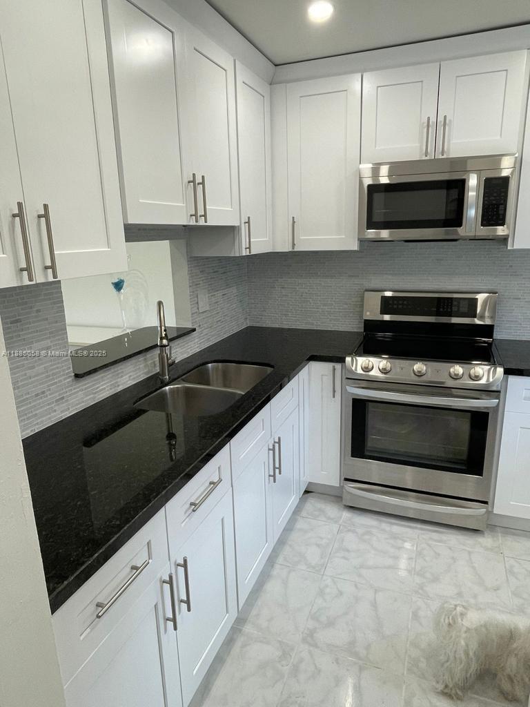 5051 W Oakland Park Blvd # 204, Lauderdale Lakes FL 33313