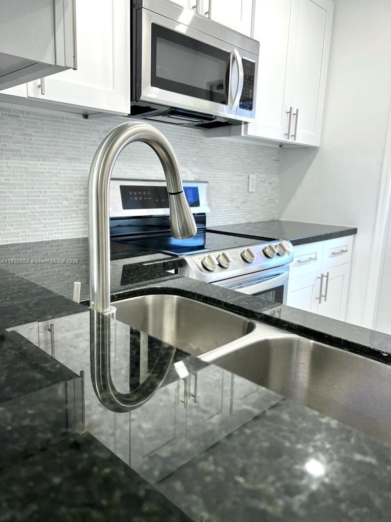 5051 W Oakland Park Blvd # 204, Lauderdale Lakes FL 33313
