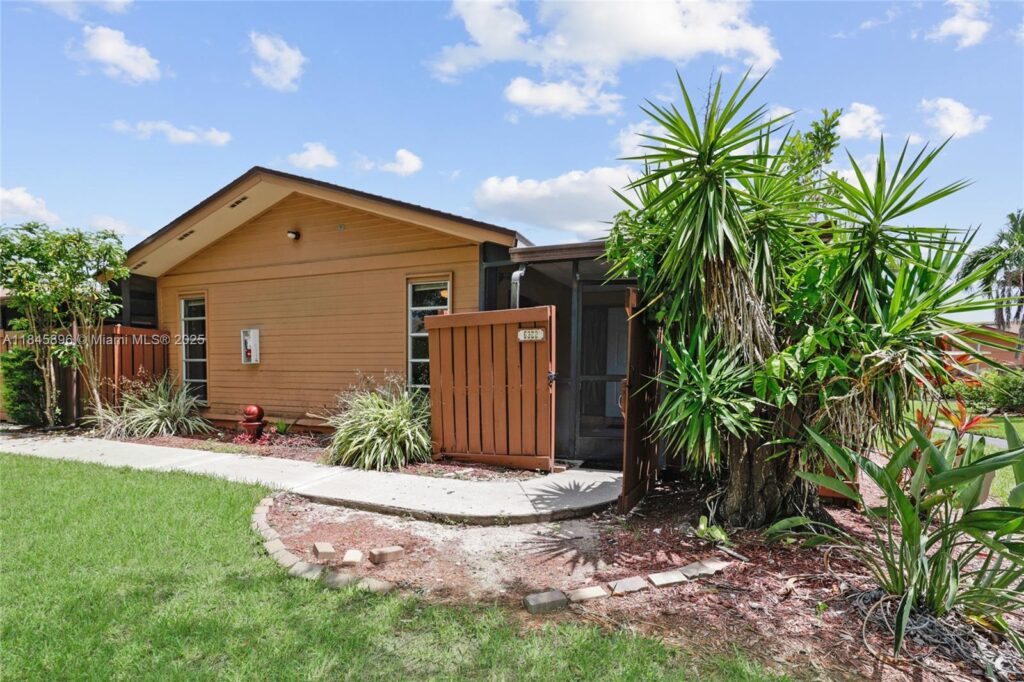 6322 Royal Woods Dr, Fort Myers FL 33908
