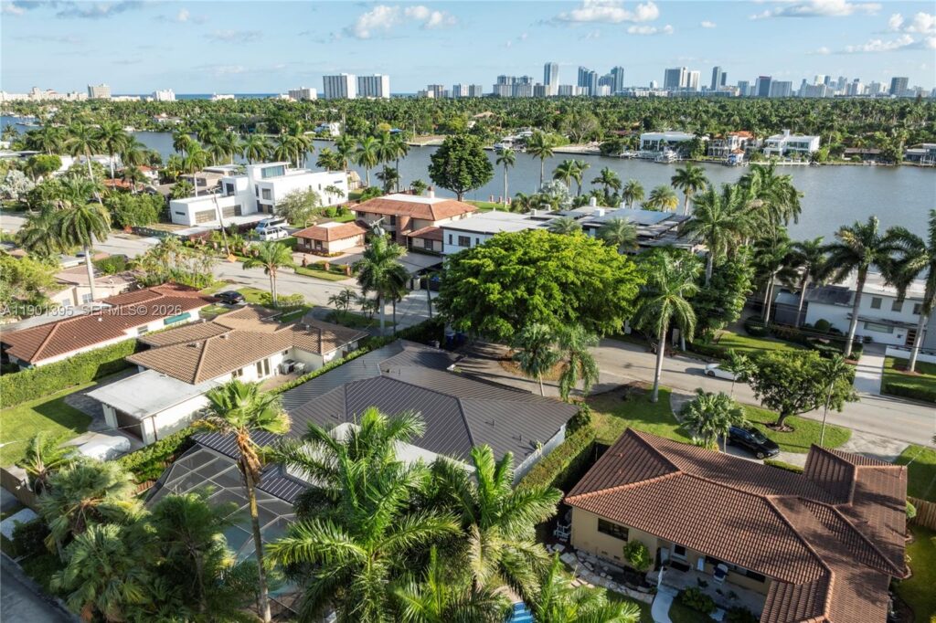 1141 N Northlake Dr, Hollywood FL 33019