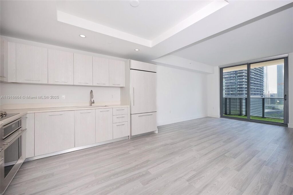 45 SW 9th St # 1504, Miami FL 33130