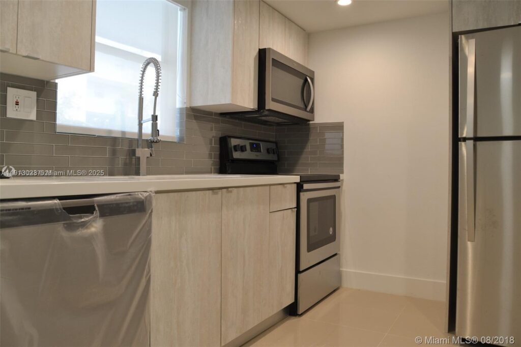 9375 Fontainebleau Blvd # L122, Miami FL 33172