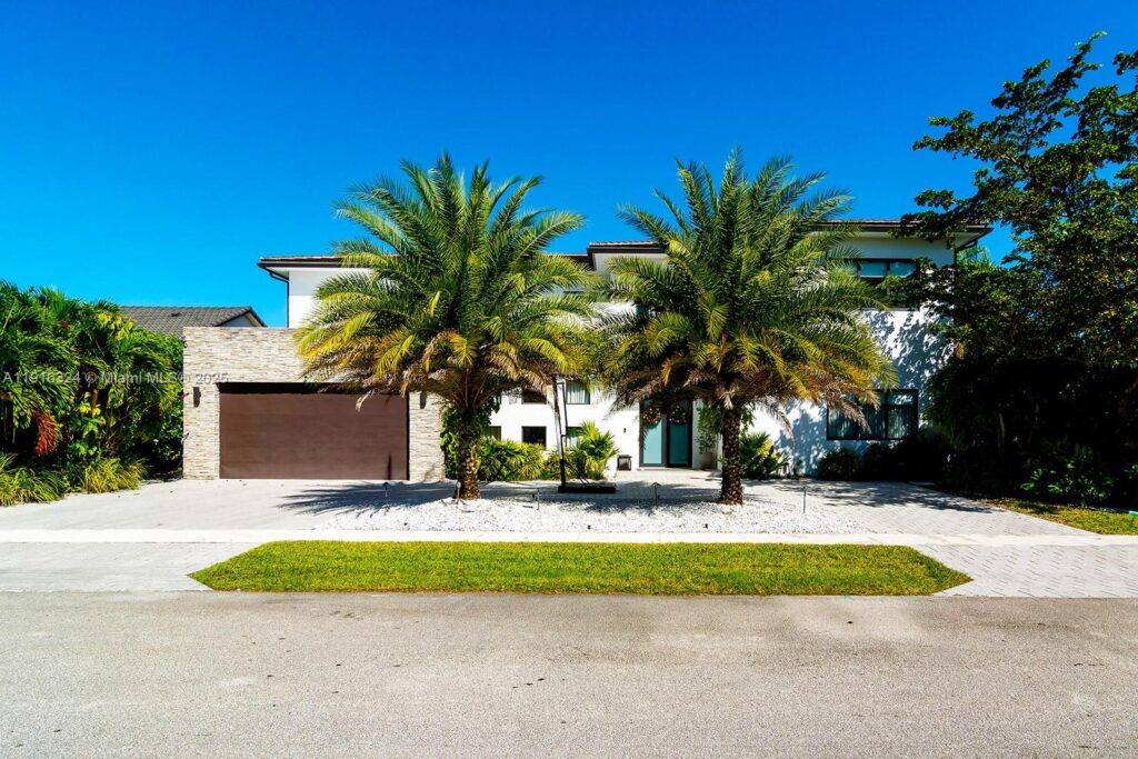 10151 SW 3rd St, Plantation FL 33324