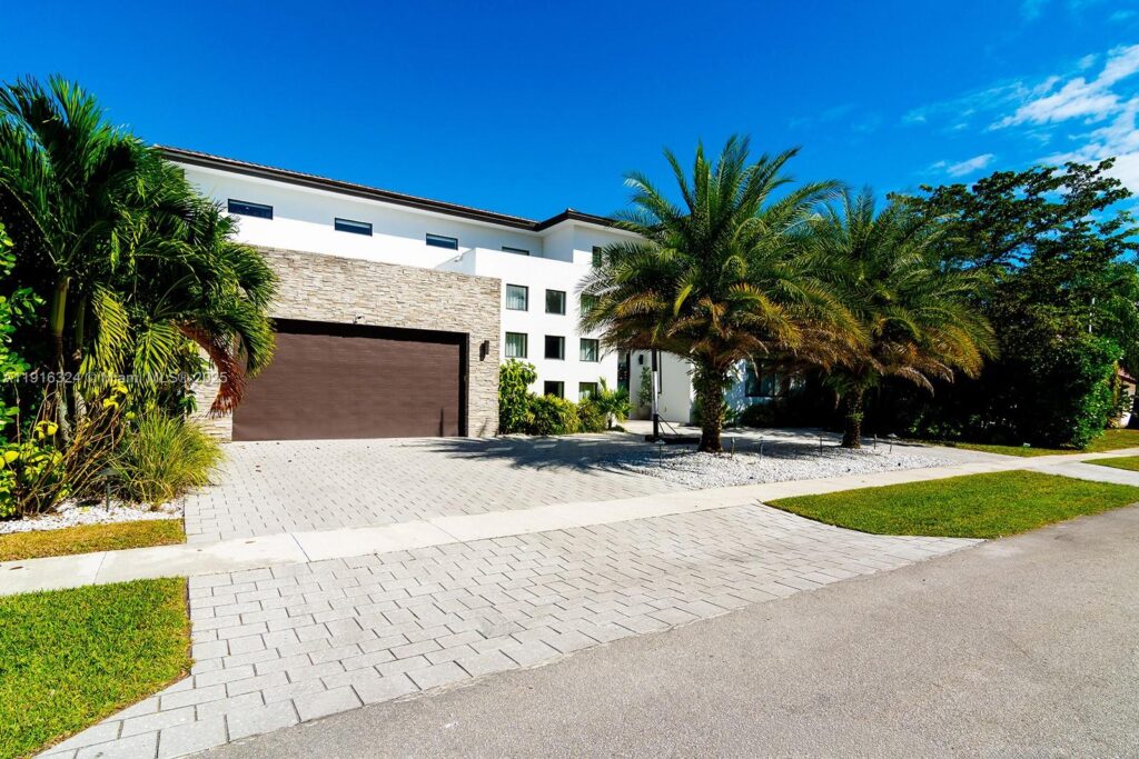10151 SW 3rd St, Plantation FL 33324