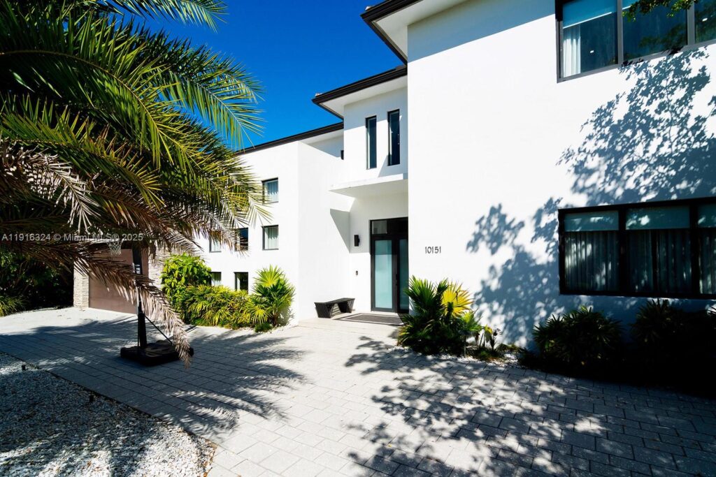 10151 SW 3rd St, Plantation FL 33324