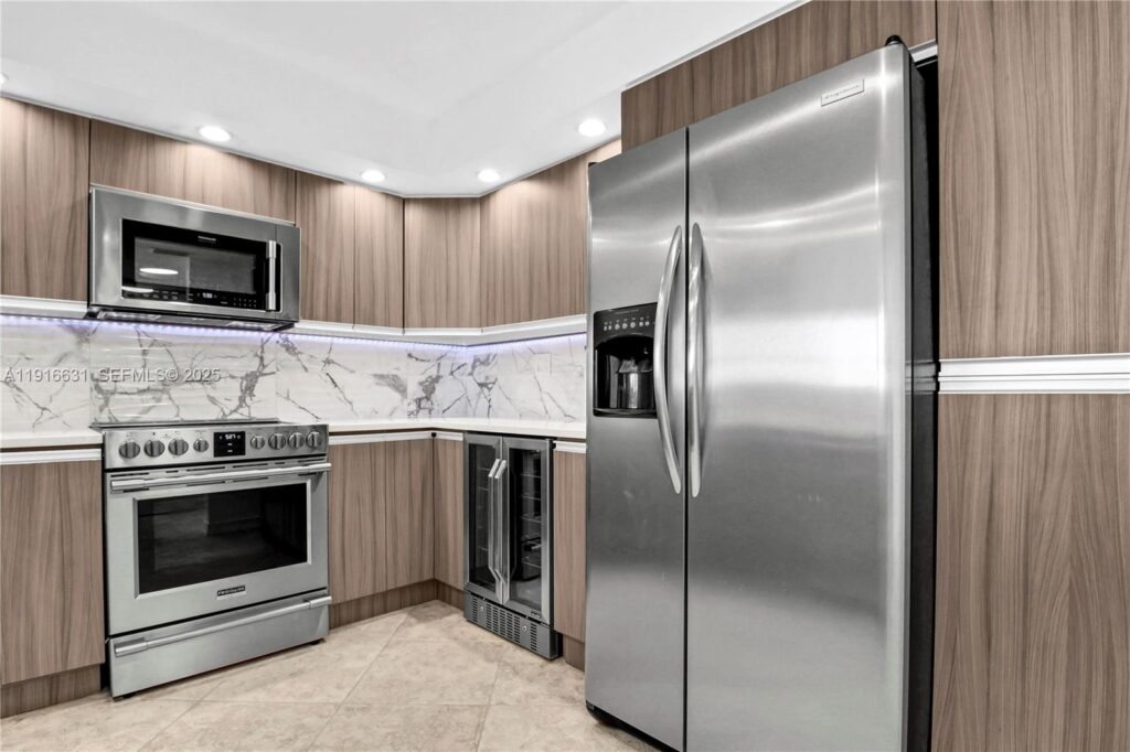 800 Parkview Dr # 821, Hallandale Beach FL 33009
