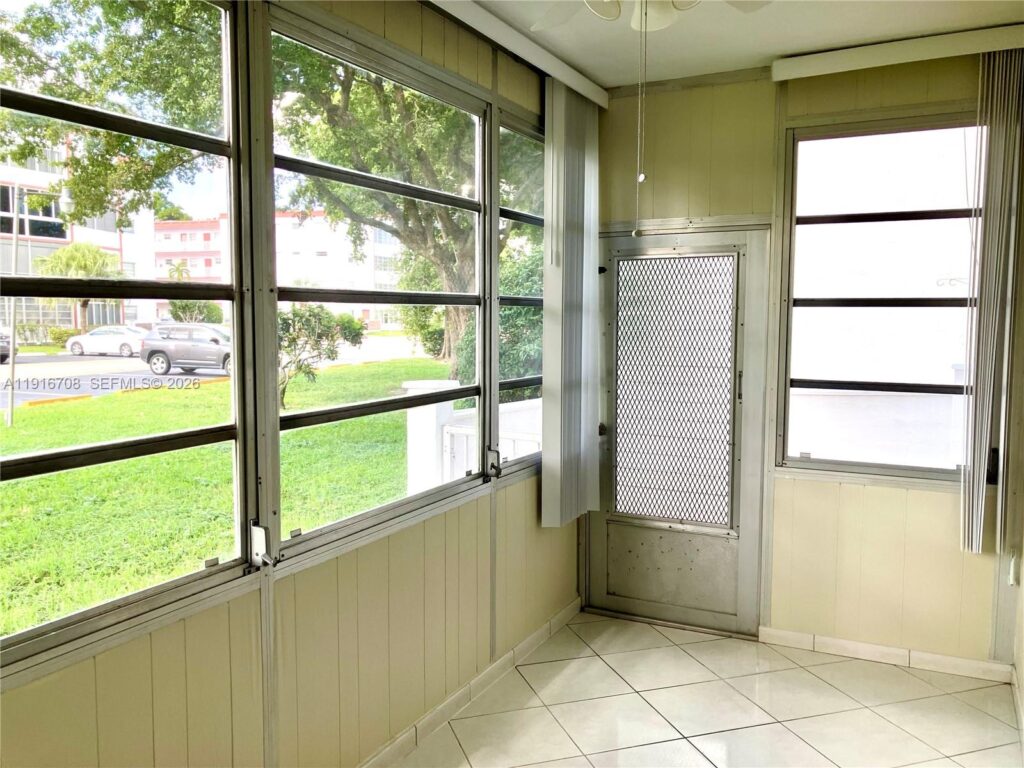 4270 NW 40th St # 103, Lauderdale Lakes FL 33319