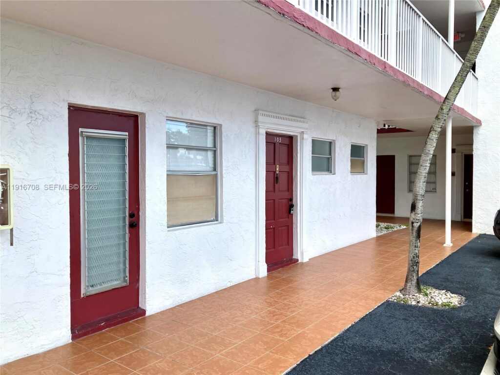 4270 NW 40th St # 103, Lauderdale Lakes FL 33319