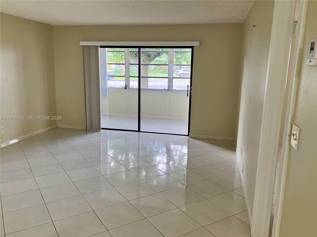 4270 NW 40th St # 103, Lauderdale Lakes FL 33319