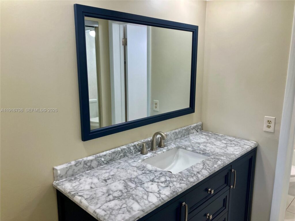 4270 NW 40th St # 103, Lauderdale Lakes FL 33319