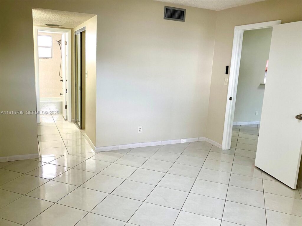 4270 NW 40th St # 103, Lauderdale Lakes FL 33319