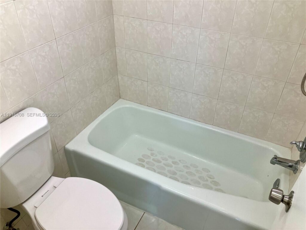 4270 NW 40th St # 103, Lauderdale Lakes FL 33319