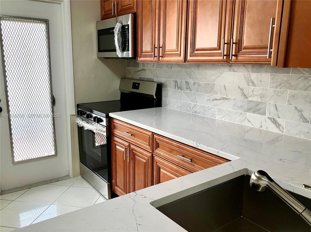 4270 NW 40th St # 103, Lauderdale Lakes FL 33319