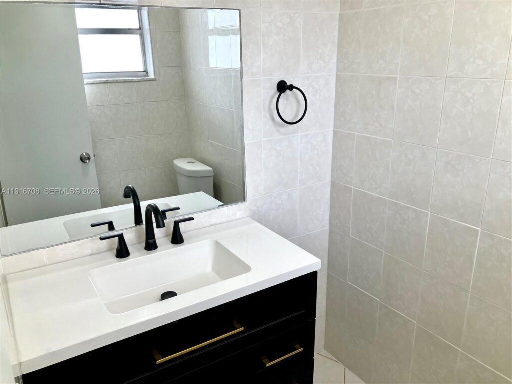 4270 NW 40th St # 103, Lauderdale Lakes FL 33319